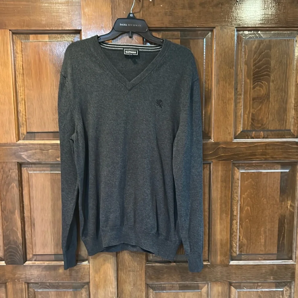 Express Men's V-Neck Sweater Size Large Charcoal Gray 100%‎ Cotton Lion Logo L